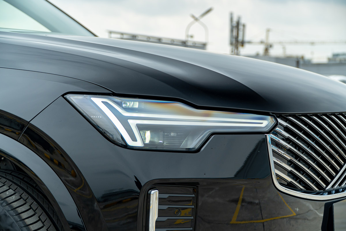 Ảnh chụp cụm đèn phía trước của Volvo XC90 Ultra 2026